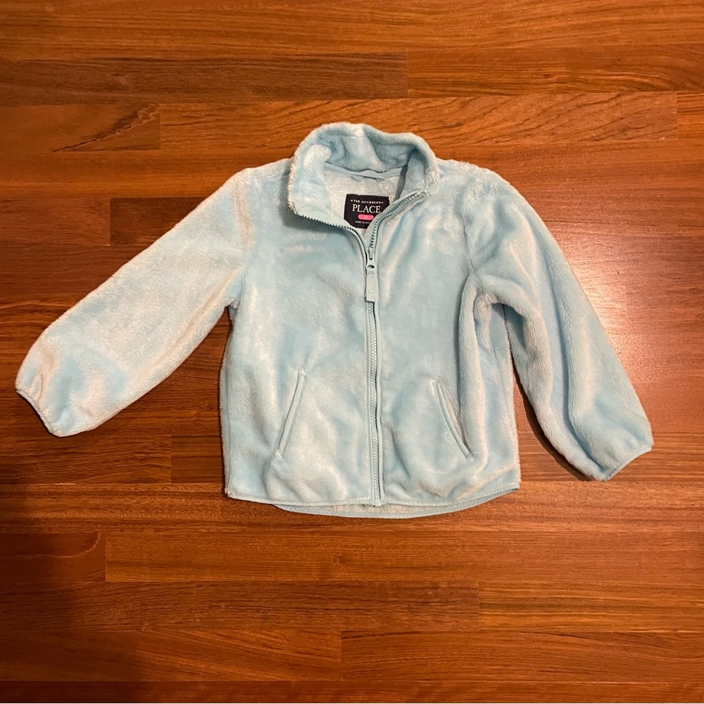 🌈 2/$10 The Children’s Place blue fuzzy jacket size 4T